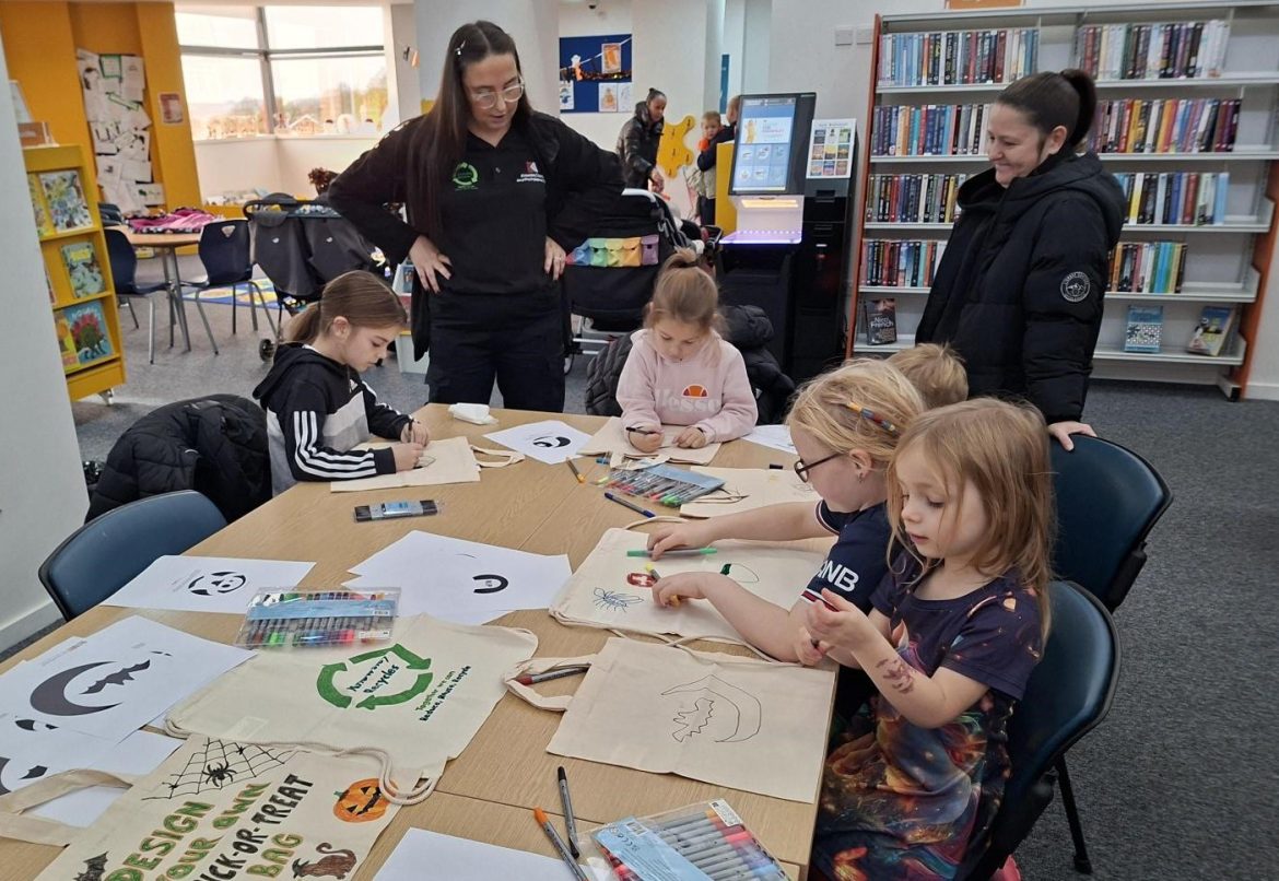 children decorating bags